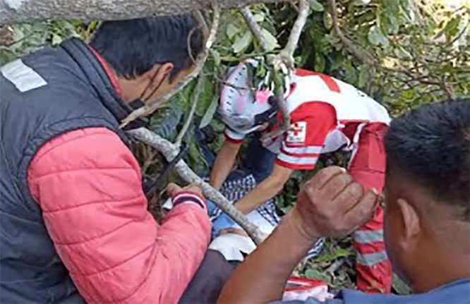 Camioneta se va al fondo de barranco en Zacatlán; Hay un muerto y tres heridos