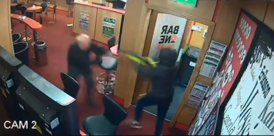 VIDEO Abuelito se enfrenta a ladrones y gana