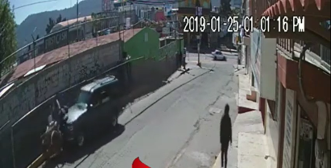 VIDEO Camioneta arrolla a tamalero y huye