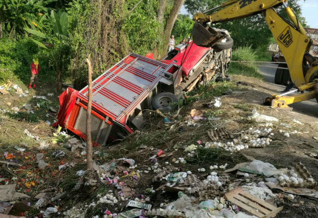 Roban camioneta y la pierden en volcadura, en Z. Mena