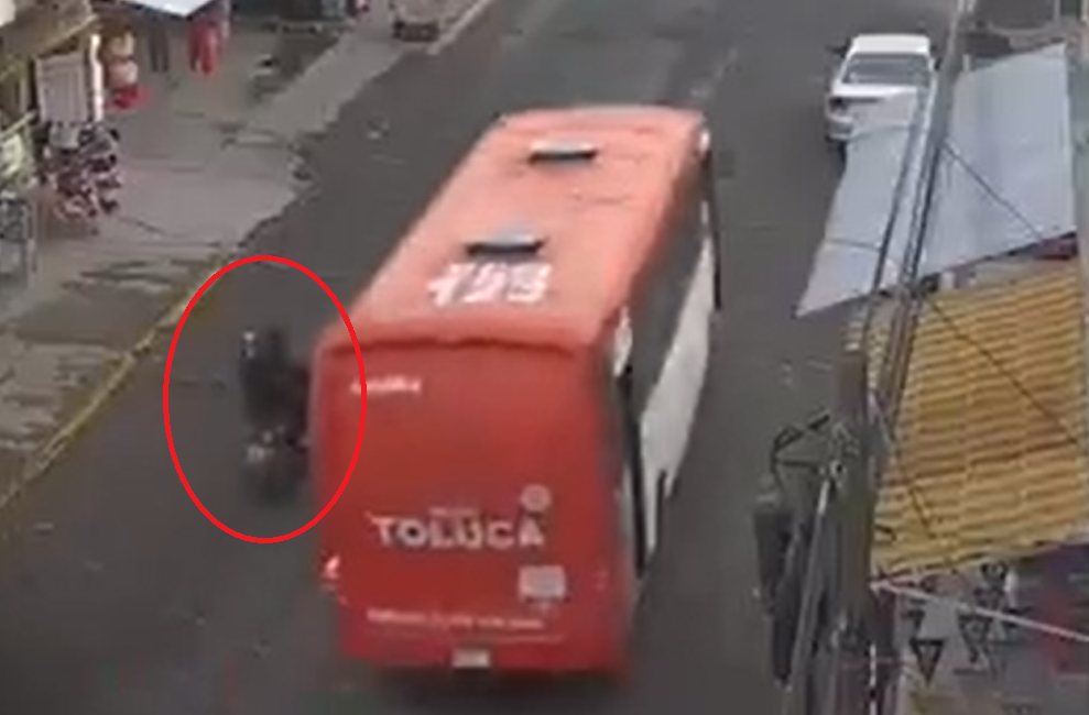 VIDEO Niña cae de motoneta y camión pasa sobre ella
