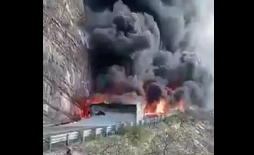 VIDEO Chocan triailers en la Cuacnopalan-Oaxaca