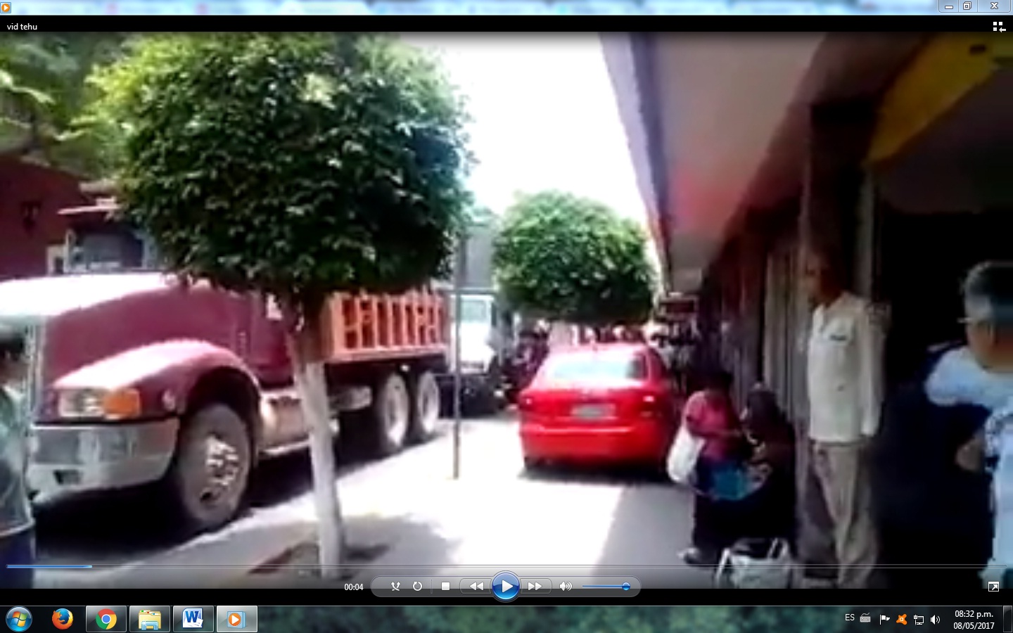 Circula auto sobre banqueta para evadir protesta en Tehuacán