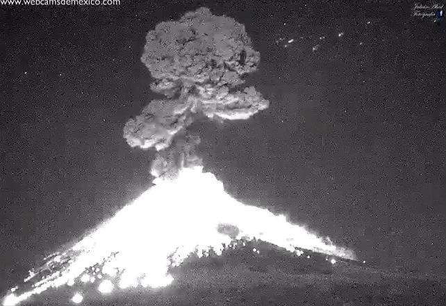 VIDEO: Explota el Popocatépetl; lanza ceniza y fragmentos 