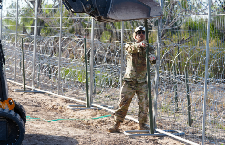 Texas extiende alambre de púas en la frontera con México