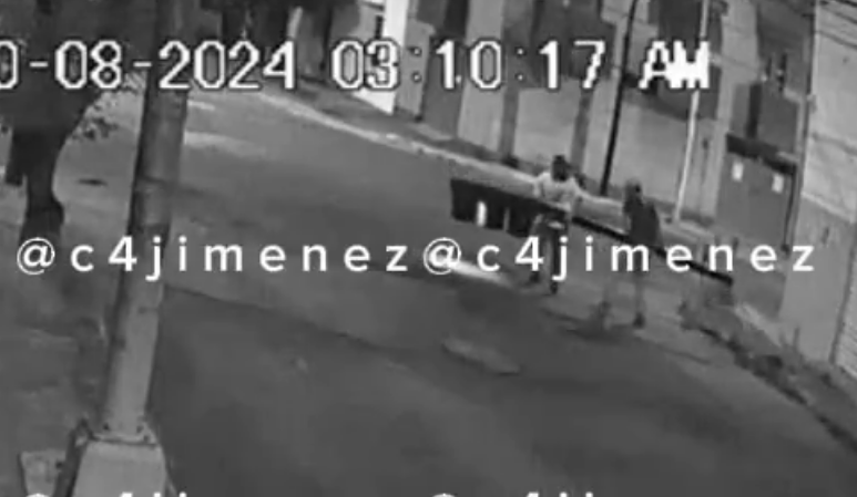 VIDEO Ladrones arrancan un semáforo y se lo llevan cargando en Puebla