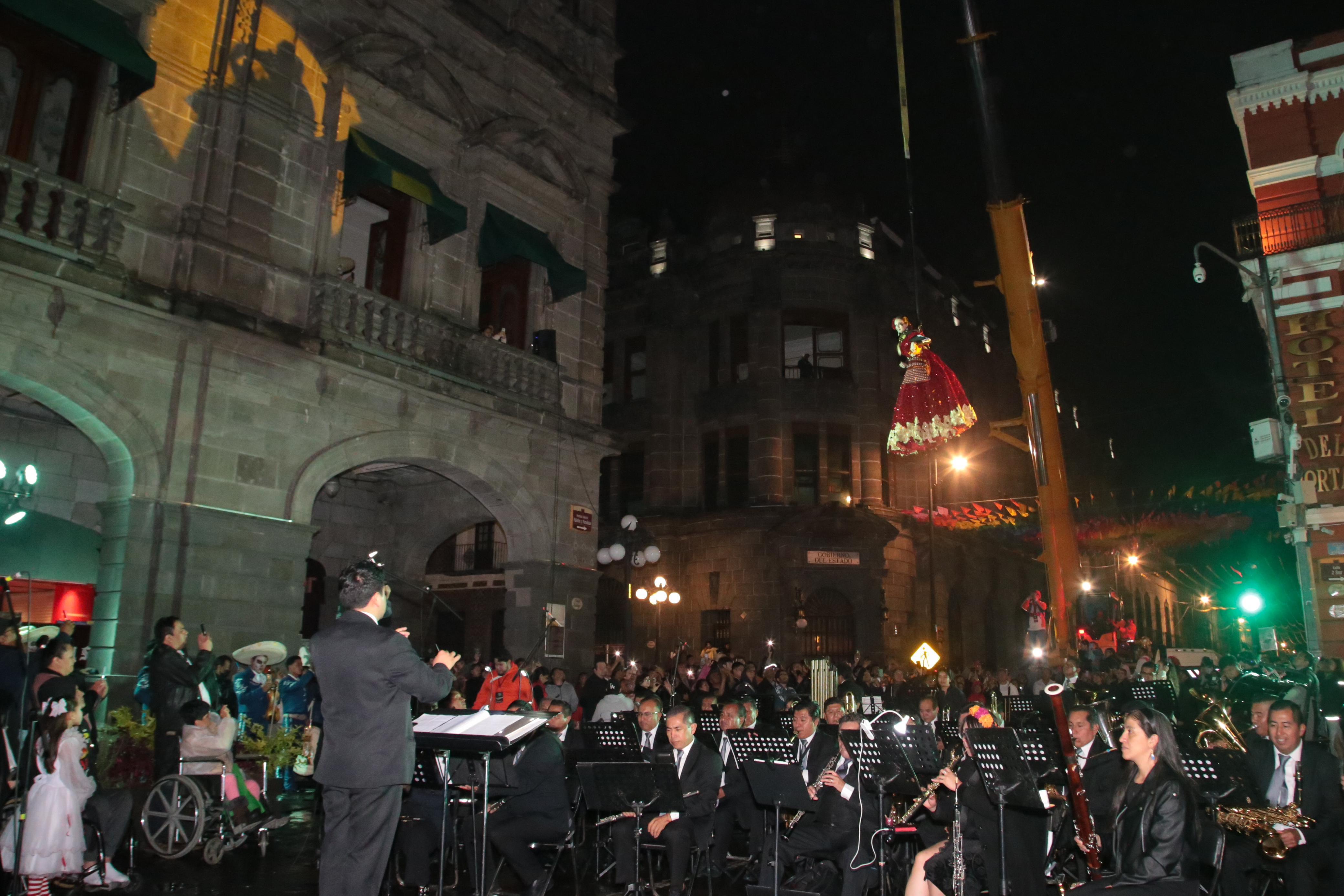 Disfrutaron poblanos del performance ¡Ay Llorona! en el zócalo