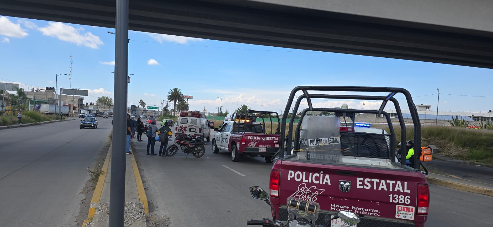 Muere joven motociclista al caer de puente del Periférico; hay una mujer herida