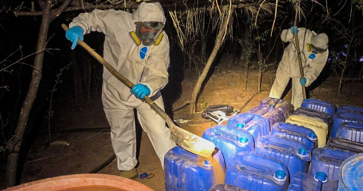 Caen dos con miles de litros de precursores para fabricar metanfetaminas