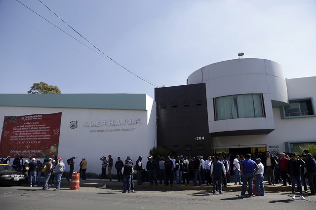 Líder del sindicato del ayuntamiento de Puebla acusa a funcionarios de prometer plazas