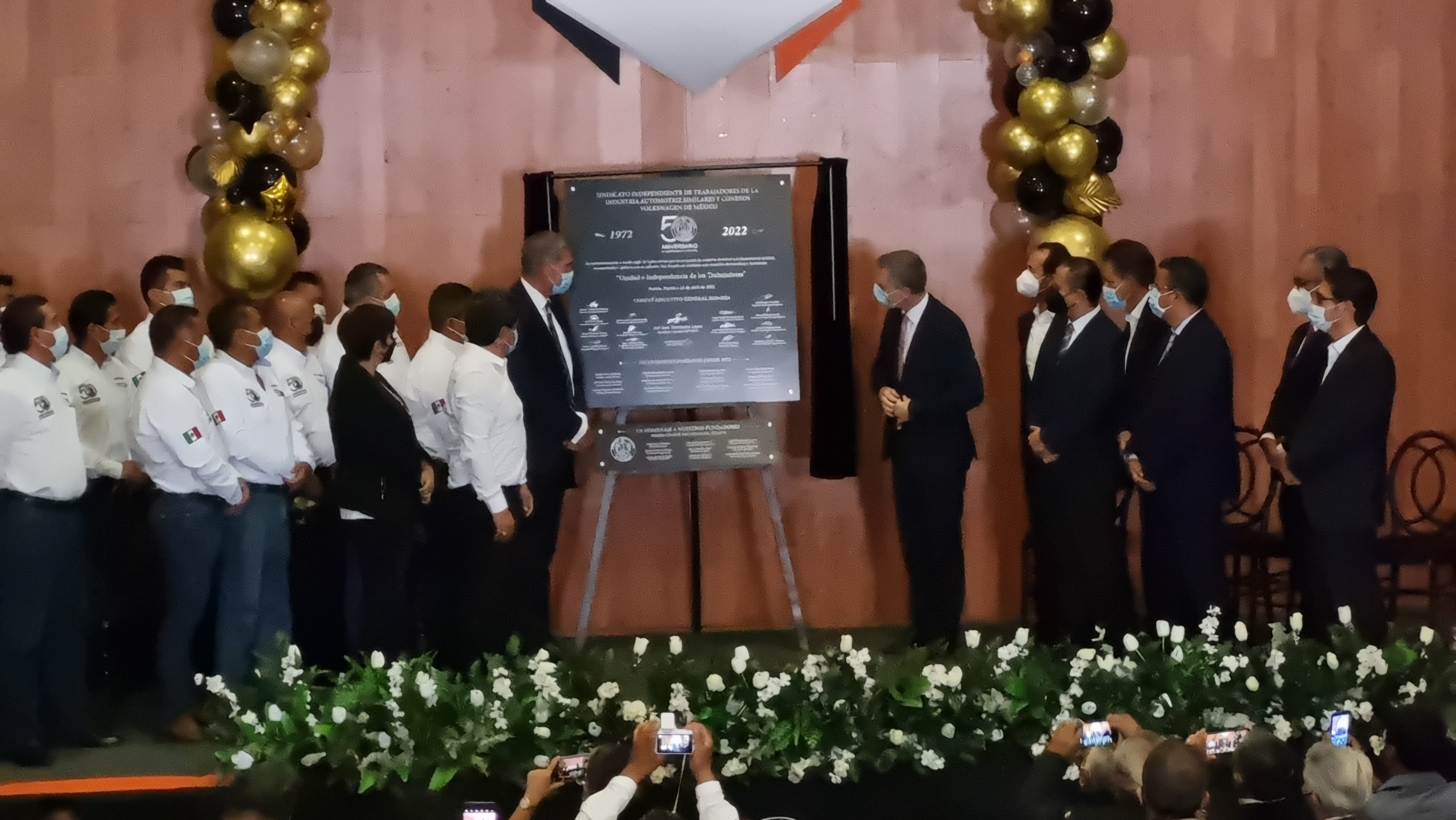 Develan placa por 50 Aniversario del Sindicato de la VW