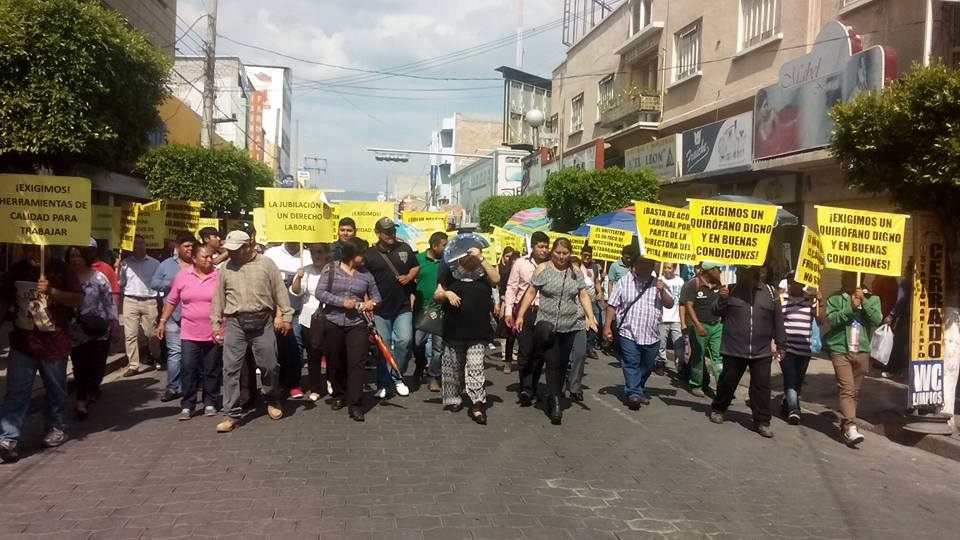 Protestan sindicalizados contra gobierno municipal de Tehuacán