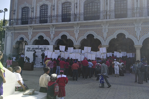 Protesta de sindicalizados opaca aniversario de Tehuacán