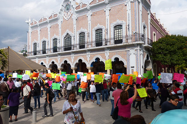 Marchan contra síndico de Tehuacán acusado de alentar sindicato