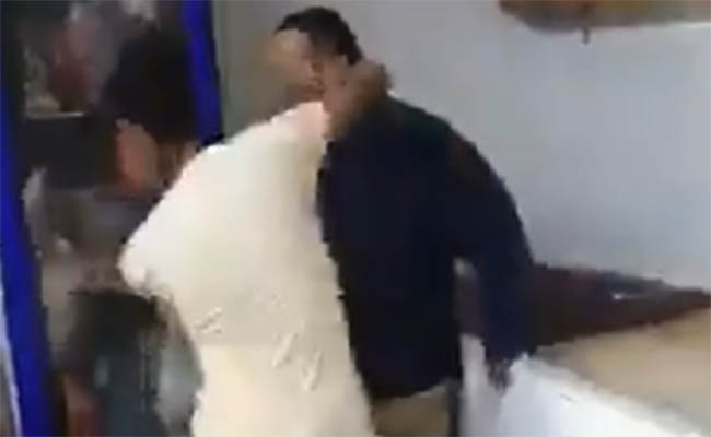 VIDEO Joven acosa y golpea a persona con Síndrome de Down 