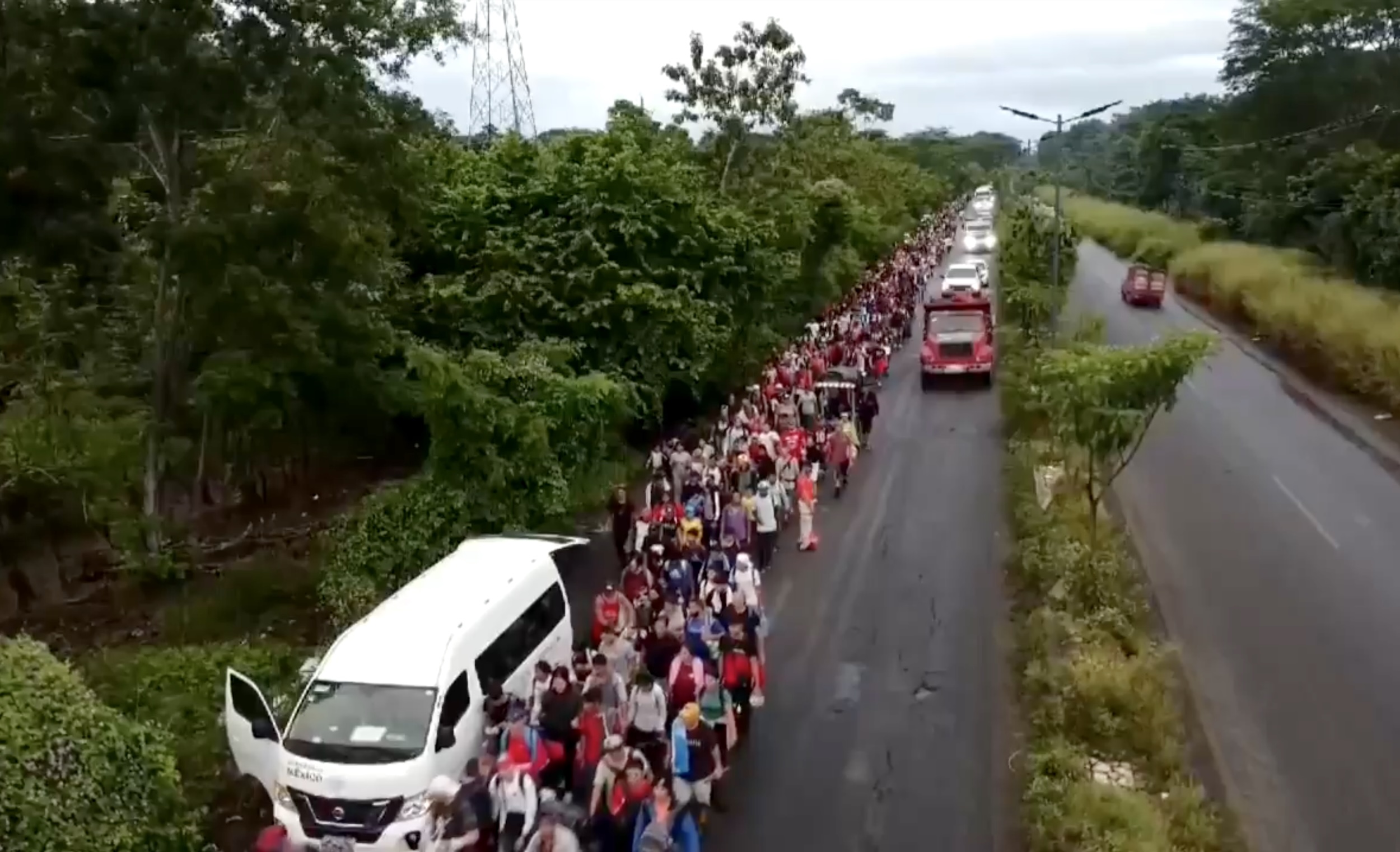 Sale de Tapachula caravana de mil 500 migrantes