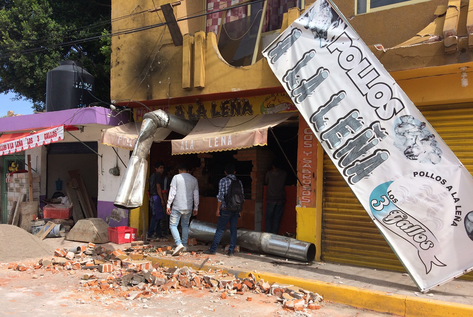 Duermen en la calle por temor a otro sismo en Tehuitzingo