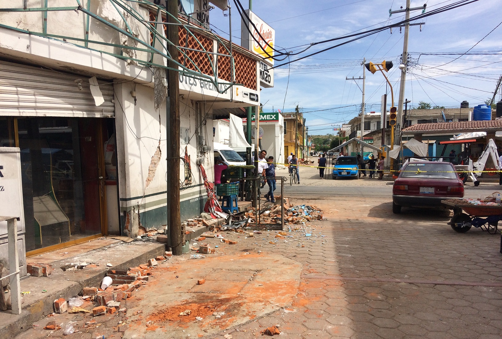 Duermen en la calle por temor a otro sismo en Tehuitzingo