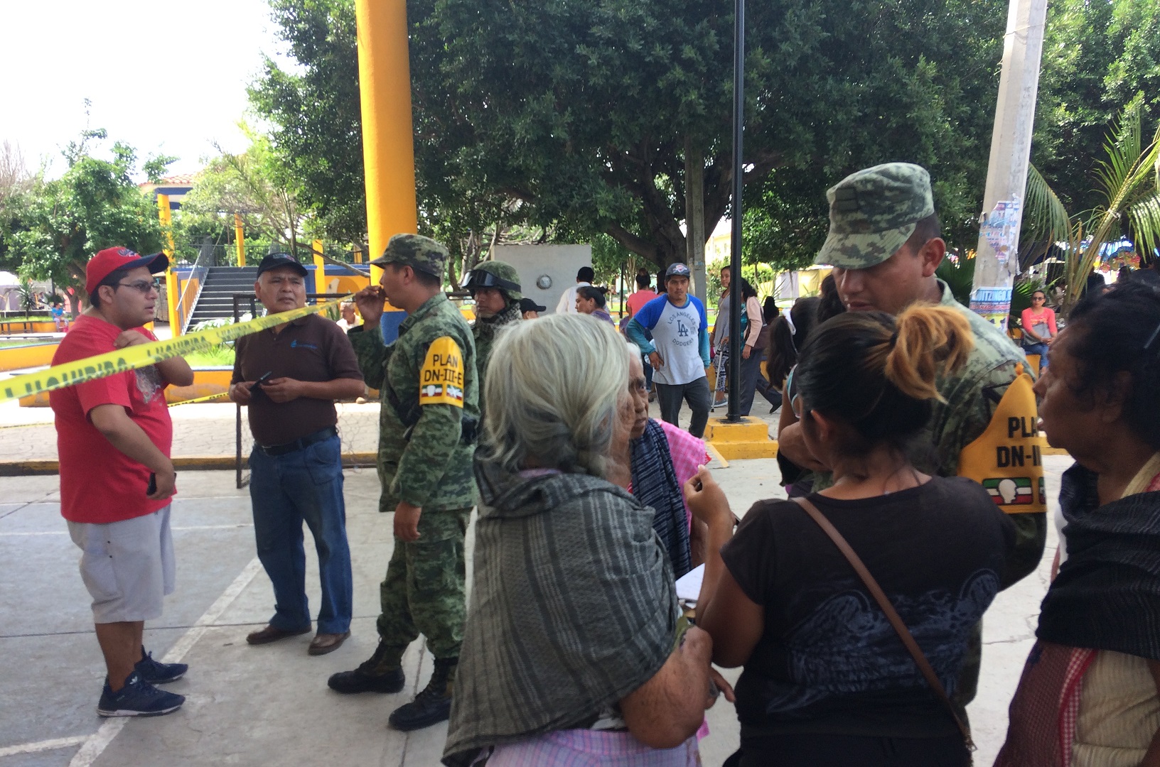 Duermen en la calle por temor a otro sismo en Tehuitzingo