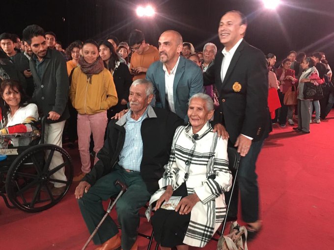 Pareja de abuelitos de la mixteca gana viaje a Roma