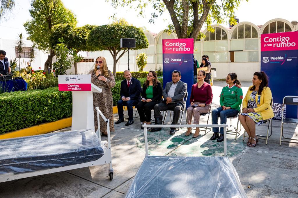 SMDIF recibe 100 camas clínicas de la organización Rotaria Club Distrito 4185