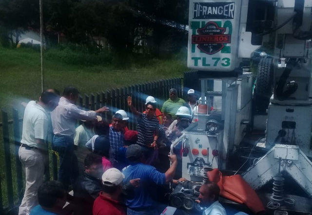 Obra de CFE causa tensión con el SME en Huauchinango