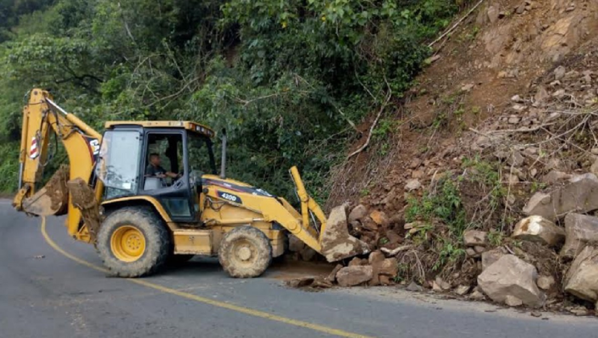 Secretaría de Infraestructura retira derrumbes en Zapotitlán de Méndez