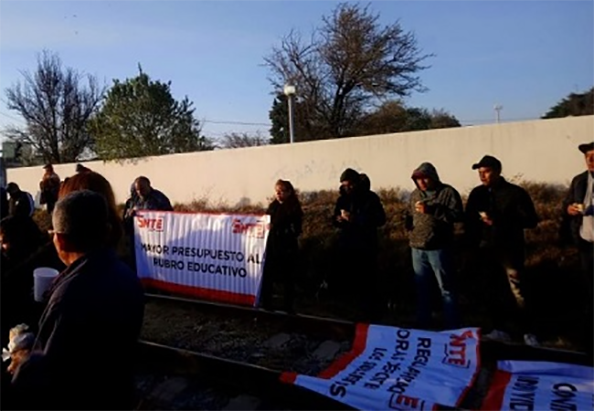 SNTE bloquea vías del tren en Lara Grajales