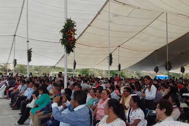 Entrega SNTE estímulos a docentes de la región de Zacapoaxtla