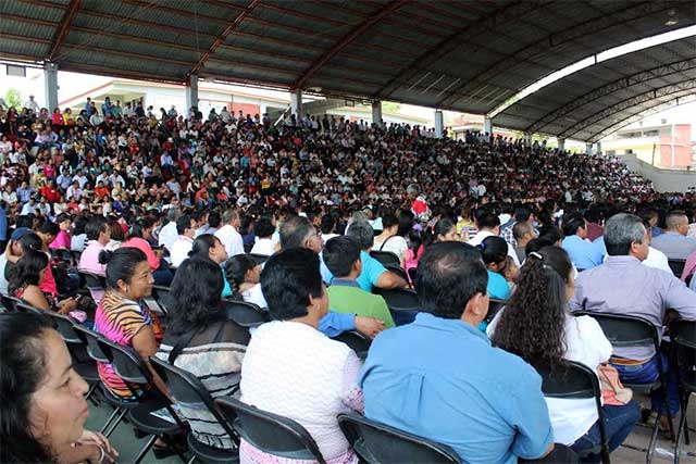 Reconoce edil de Xicotepec labor de maestros de las secciones 23 y 51 de SNTE