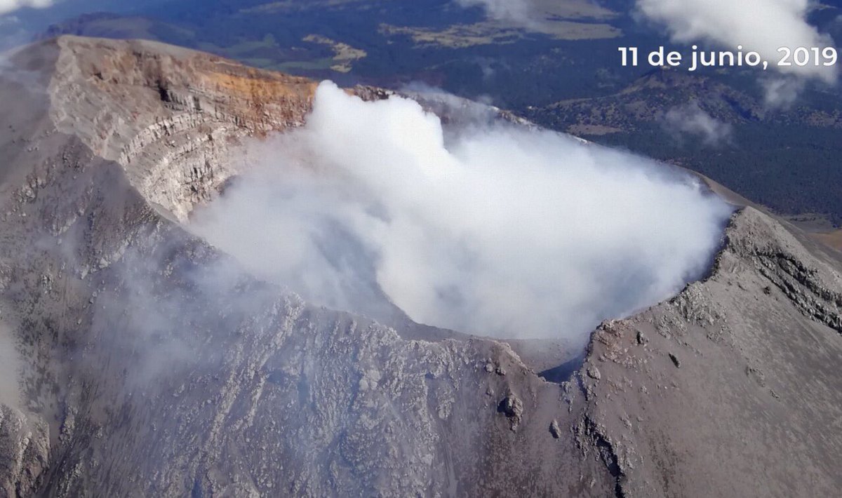 VIDEO Sobrevuelan Popocatépetl, así luce el cráter