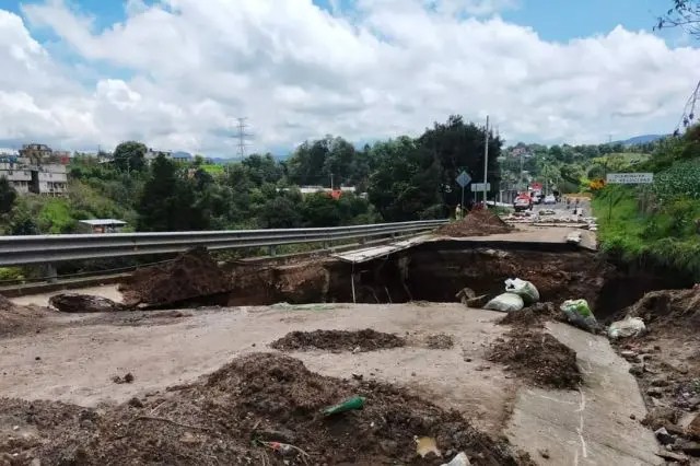 Termina por colapsar carretera de Tlatlauquitepec por socavón que se desatendió