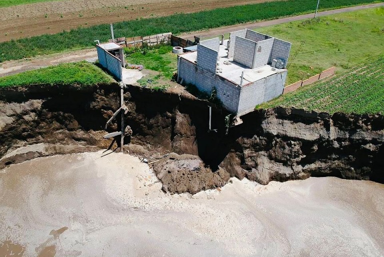 Gobierno construirá casa a familia damnificada por socavón en Zacatepec