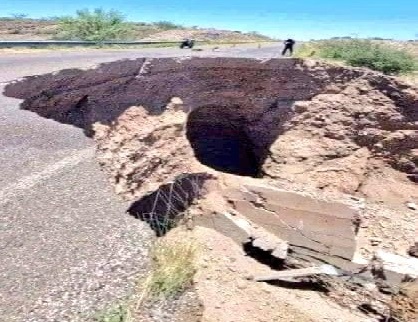 Mega socavón parte carretera de Chihuahua