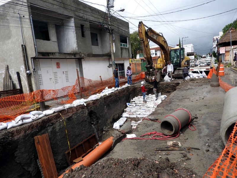 Vigila Salud drenaje expuesto por socavón en San Andrés Cholula