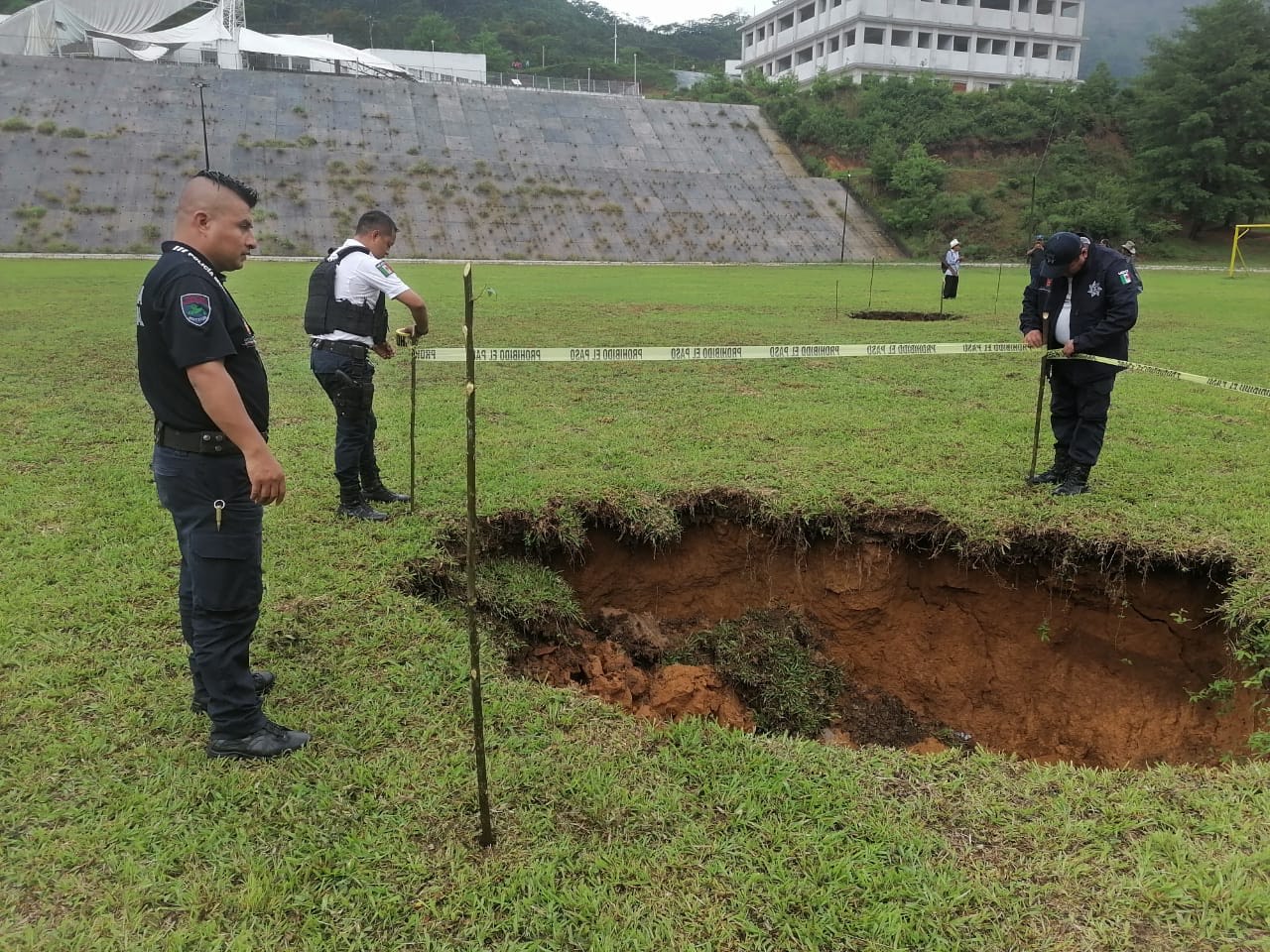 Lluvias dejan socavón en campo de fútbol de Huitzilan de Serdán