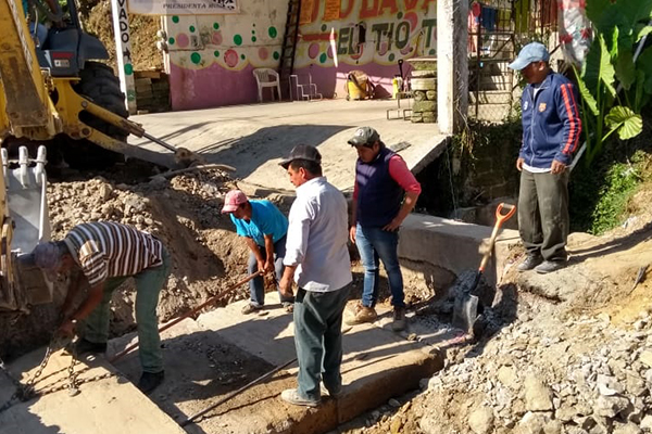 Fractura de alcantarilla genera socavón en Zacapoaxtla 