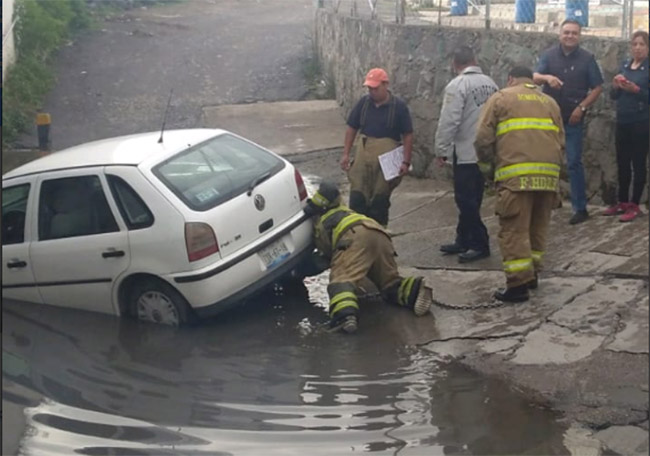 Se va por socavón auto en San Martín Texmelucan