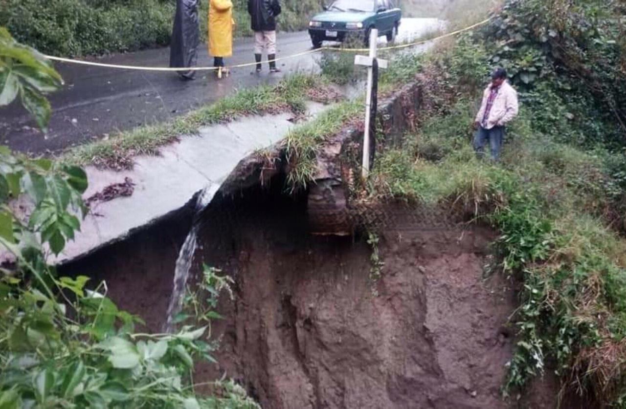 Lluvias abren socavón en Tlatlauquitepec