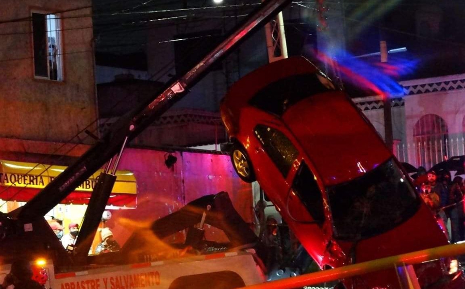 Se abre socavón por lluvia y pareja se va con todo y auto