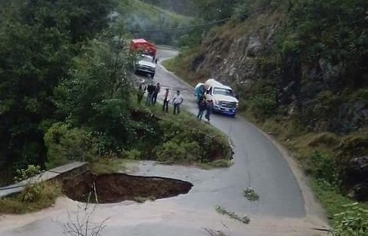 Socavones en carreteras incomunica poblaciones de Zacapoaxtla y Tetela