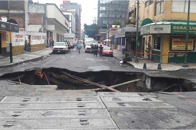 Video: Se abre socavón en la zona Centro de la Ciudad de México