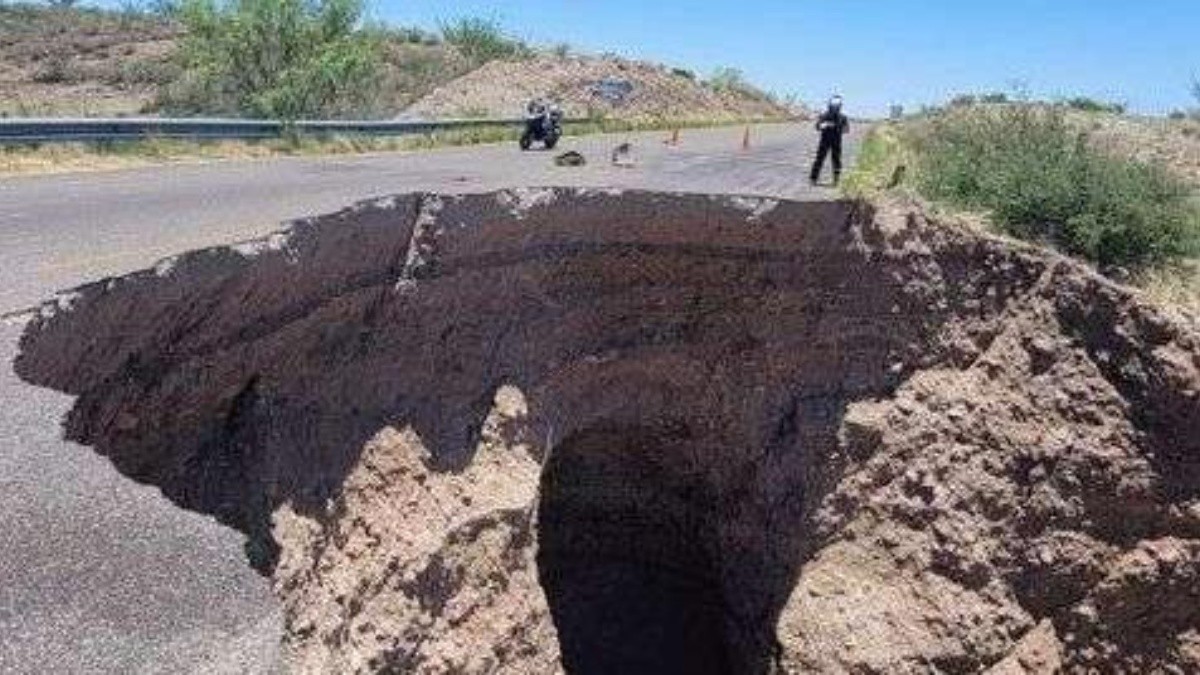 Se expande socavón en carretera de Chihuahua