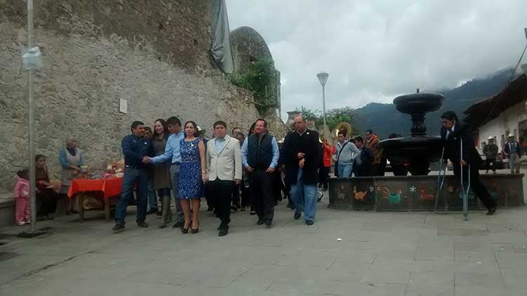 Programas sociales son condicionados, denuncia edil de Pahuatlán
