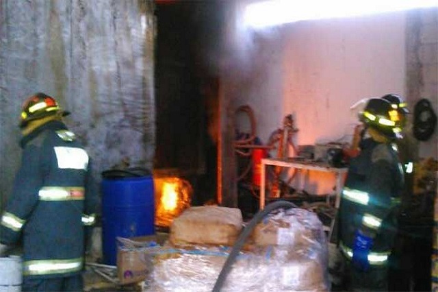 Corto circuito ocasiona incendio en dos casas de Huauchinango