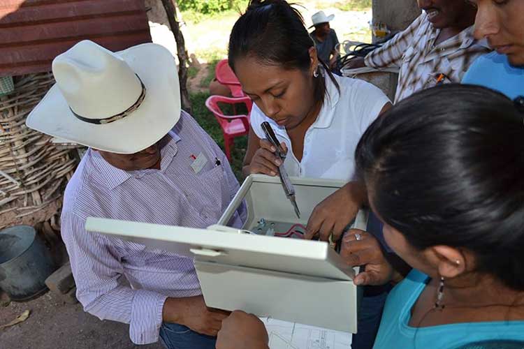 Llevan energia solar a familias de comunidades mixtecas