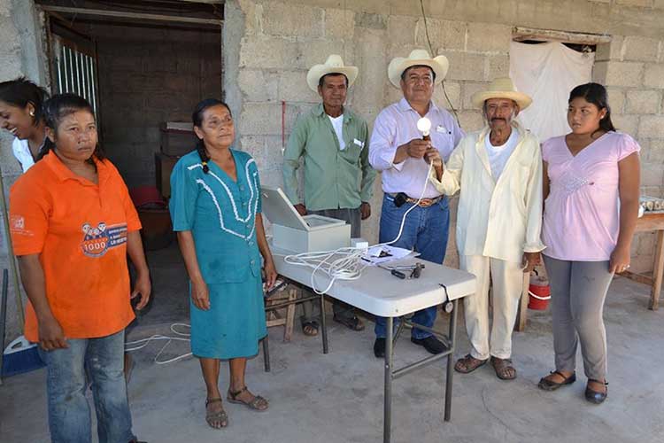 Llevan energia solar a familias de comunidades mixtecas