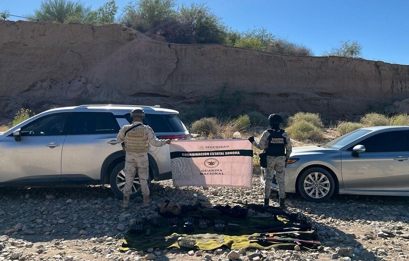 Aseguran vehículos, armas largas y cartuchos en Sonora