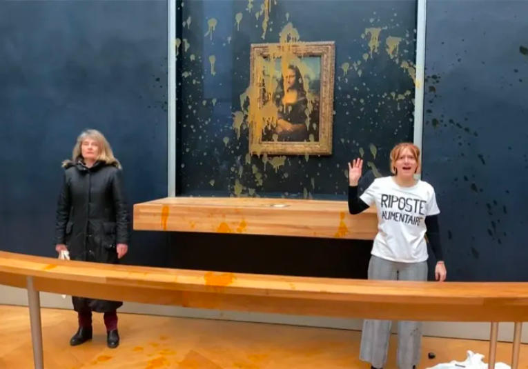 VIDEO Activistas avientan sopa sobre la Mona Lisa