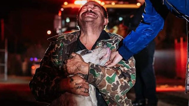Sordomudo llora de alegría tras salvar a su perro de un incendio